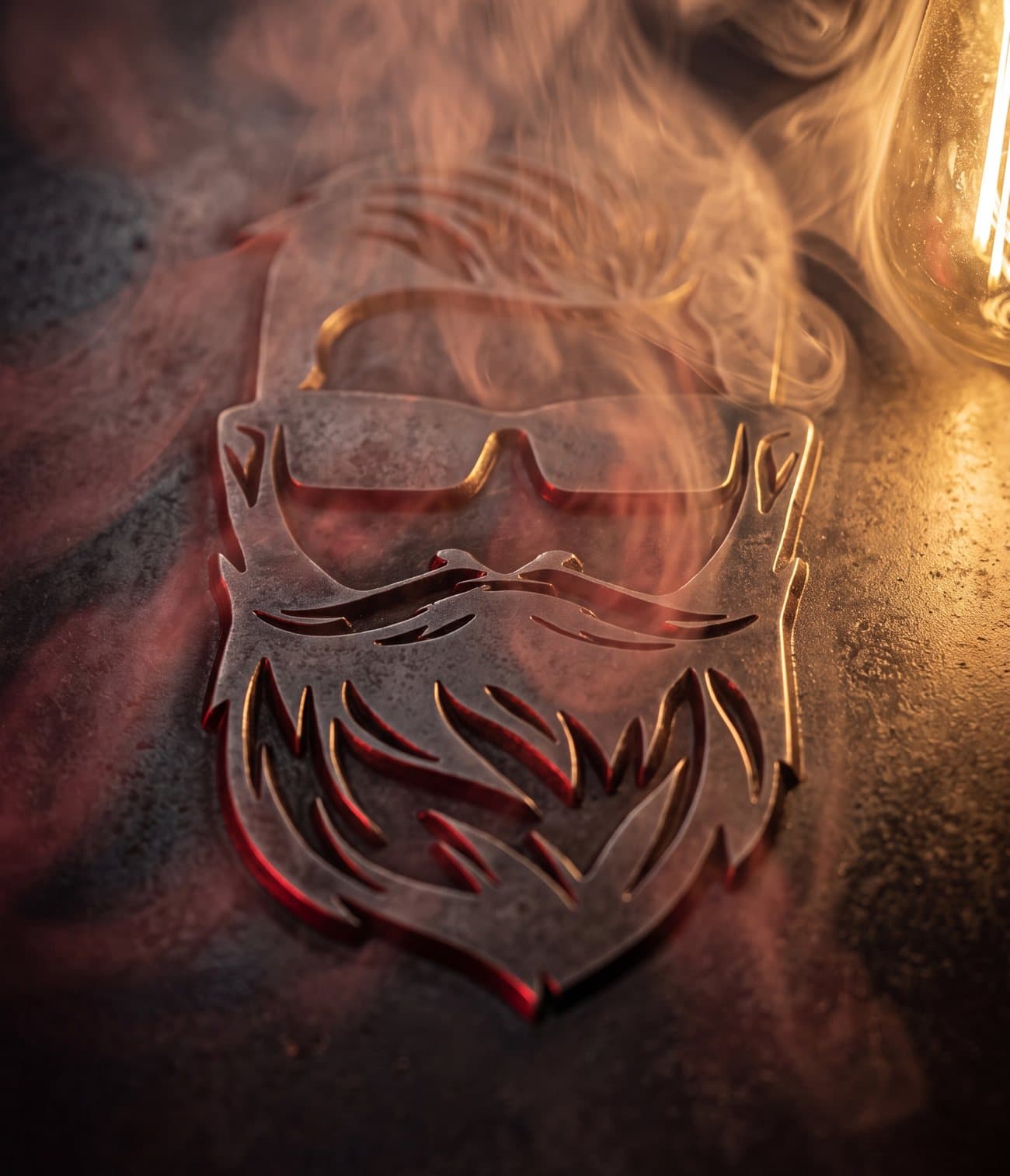 Emblema Barbas y Bigotes entre vapor cálido